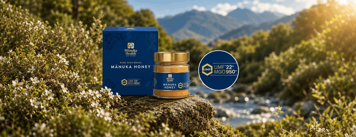 Glas und Schachtel Manuka Health UMF 22+ MGO 950+ Manuka-Honig in einer neuseeländischen Landschaft, mit einer Nahaufnahme des UMF-Stufensiegels