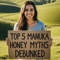 Top 5 Mythen über Manuka Honig entlarvt - Frau hält ein Schild